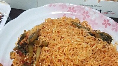 보통 만두 32개에 비빔면 2개정도는 다 먹지않냐